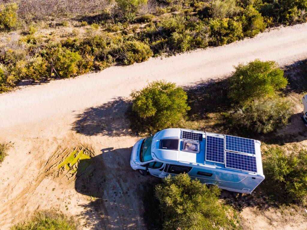 zonnepanelen op een tweedehands camper