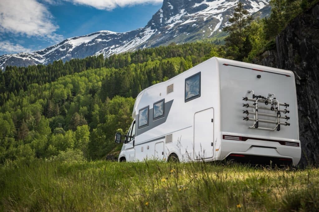 tweedehands camper aan de voet van een berg