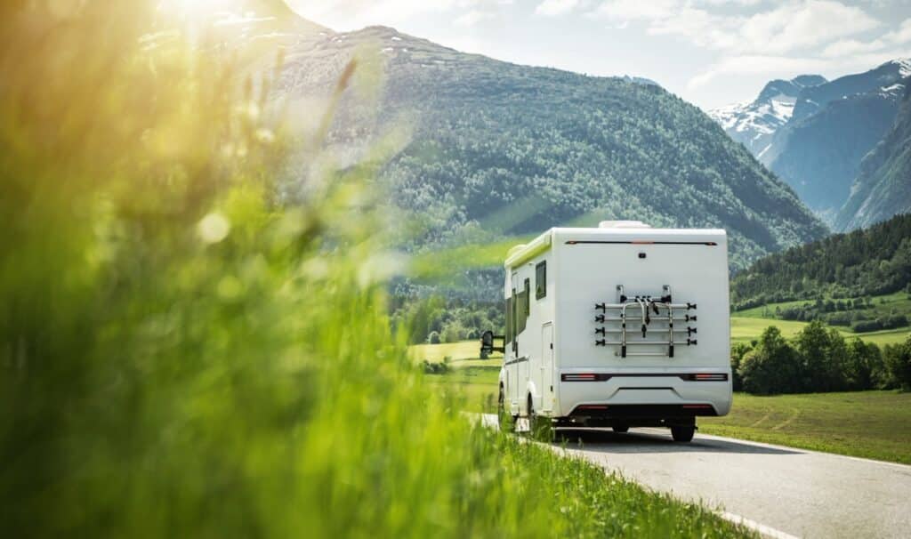 tweedehands camper kopen om op reis door de bergen te gaan